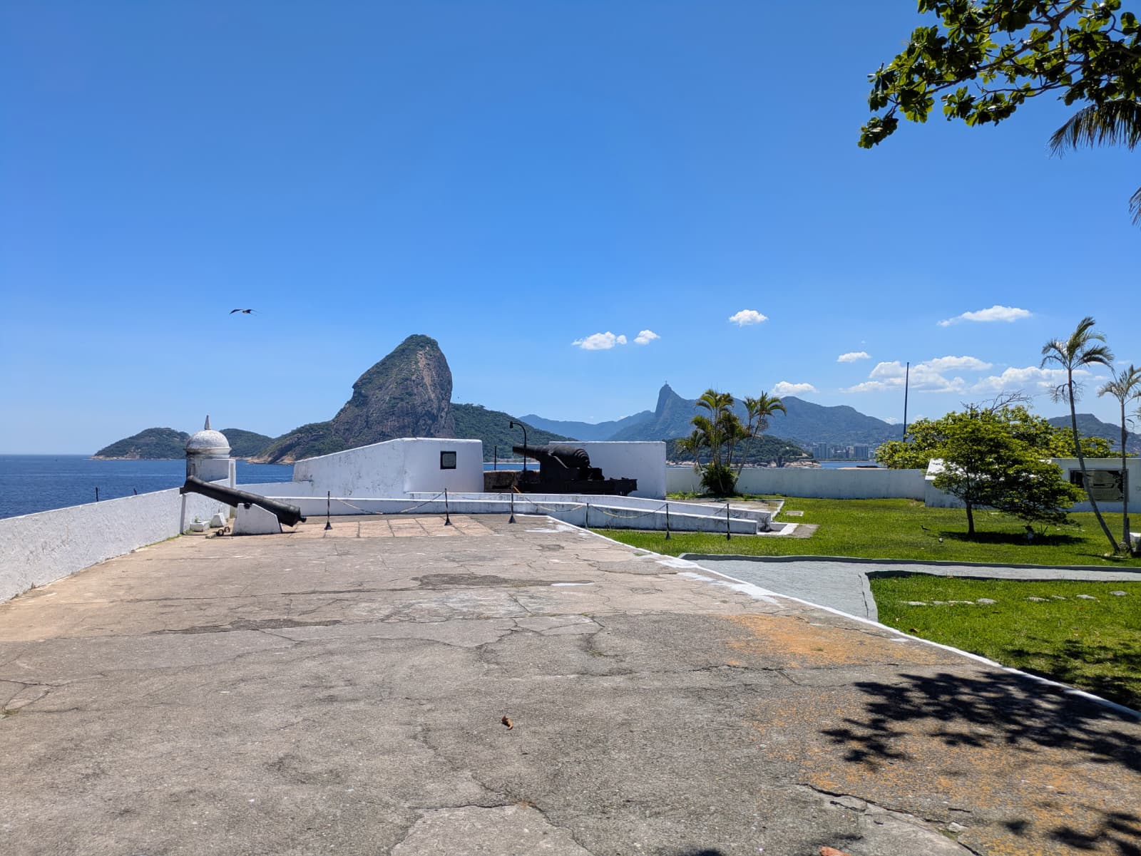 Fortaleza de Santa Cruz com vista para Cristo e Pão de Açúcar