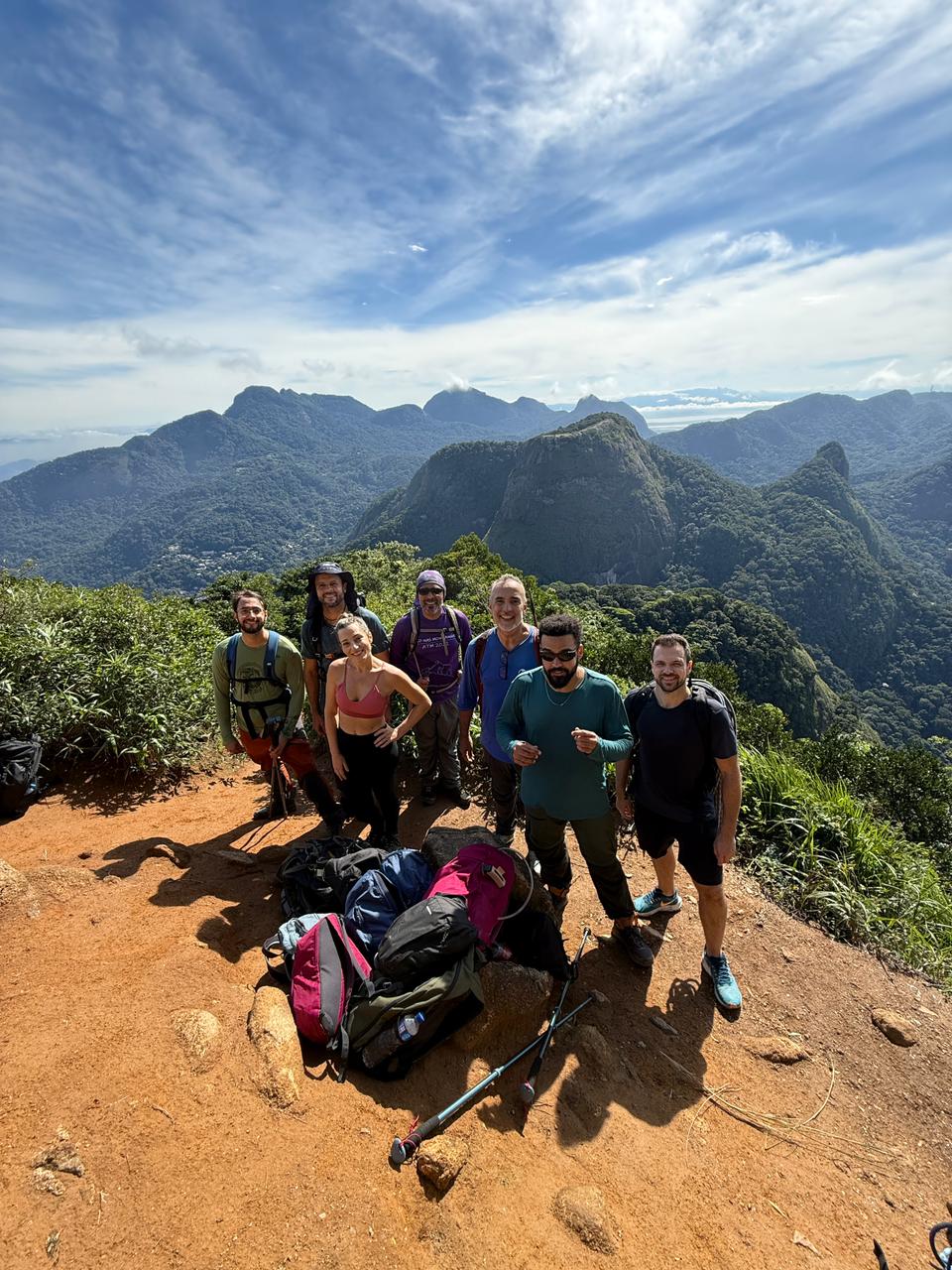 Grupo na trilha em meio à mata