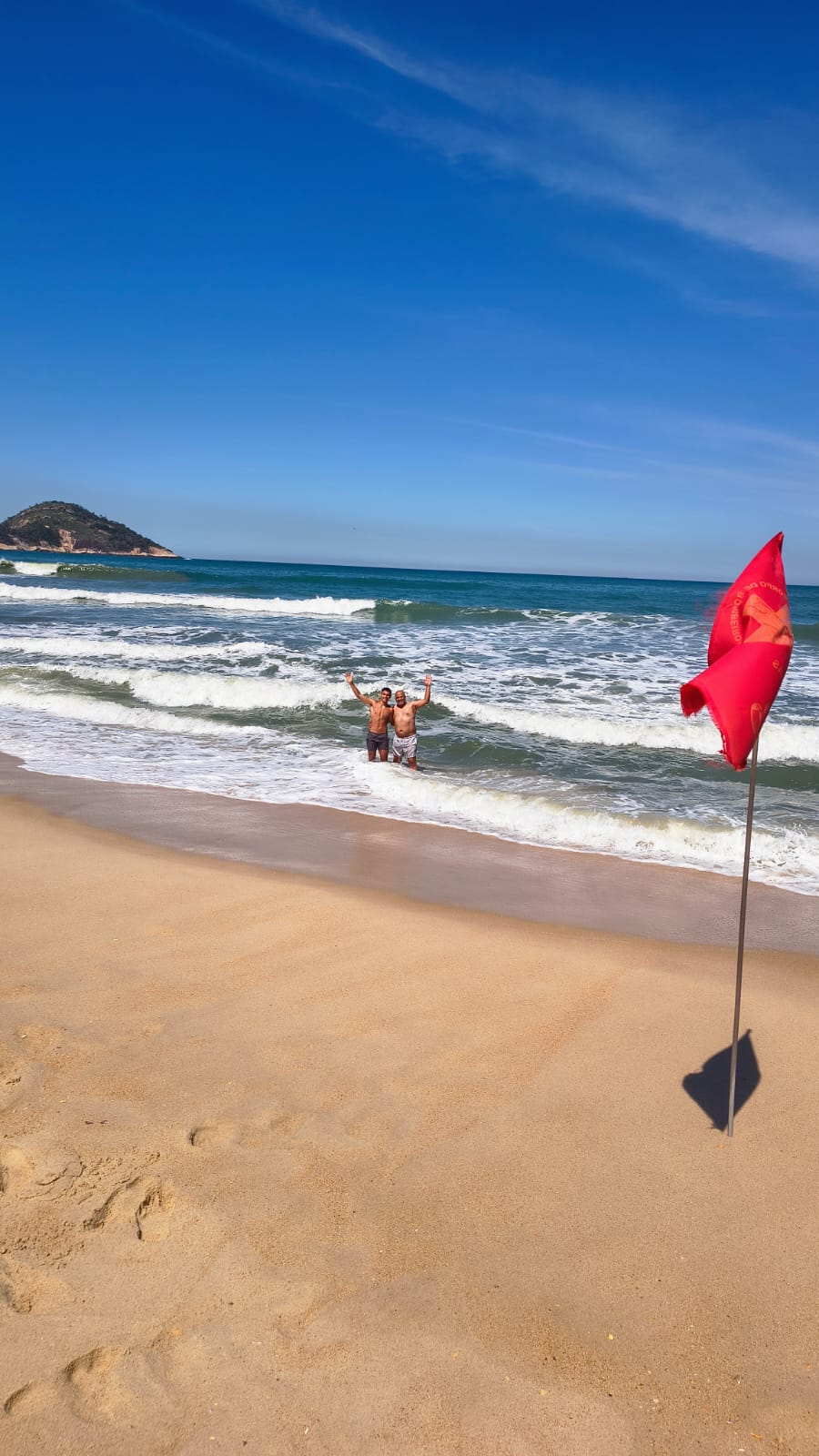 Banho de mar em Grumari