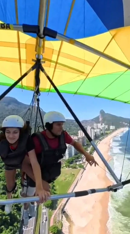 Voo de asa delta sobre a praia